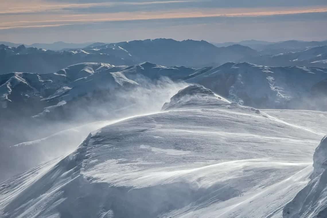 La stația meteo Vf. Omu, stratul de zăpadă are aproape 2,5 metri! Riscul de avalanșe se menține mare în Munții Bucegi