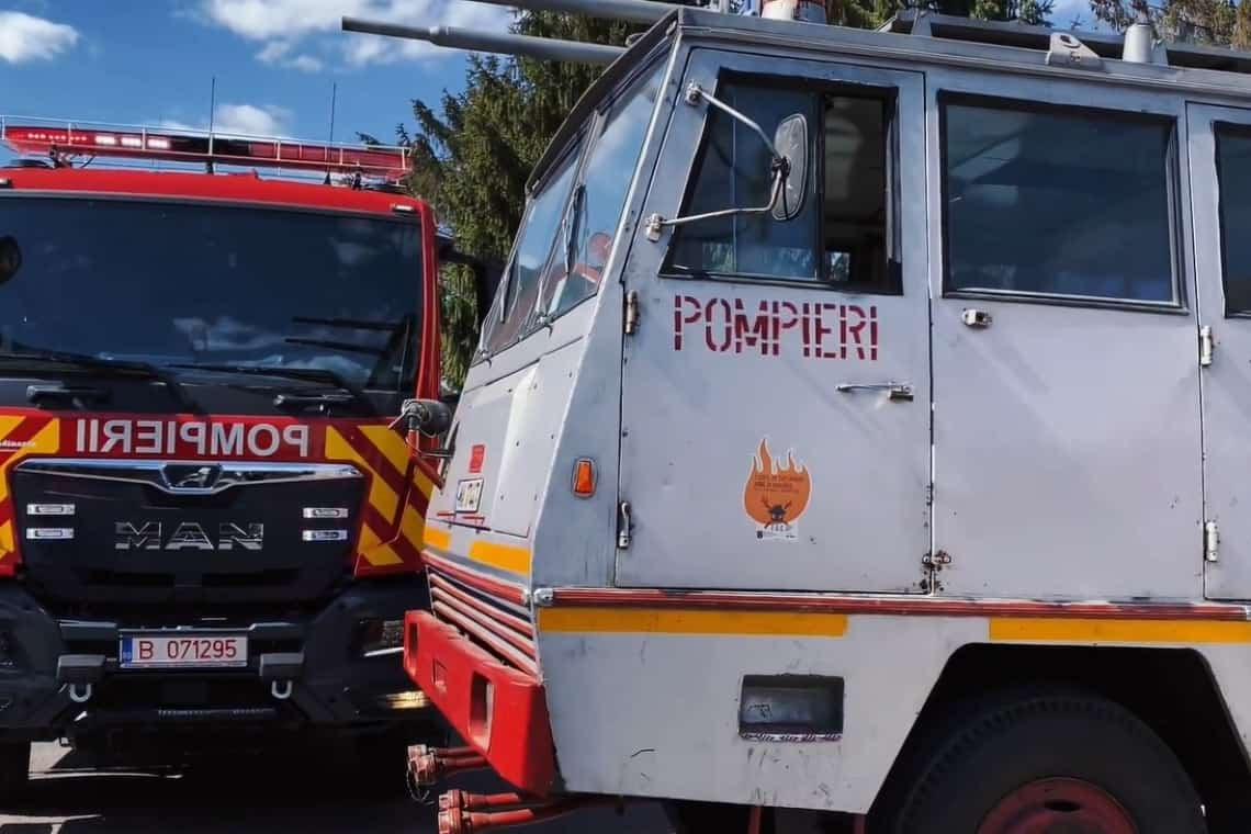 Schimb de generații la ISU Prahova: autospeciala care a stins incendii la rafinării, pe vremea lui Ceaușescu, înlocuită cu una de ultimă generație!