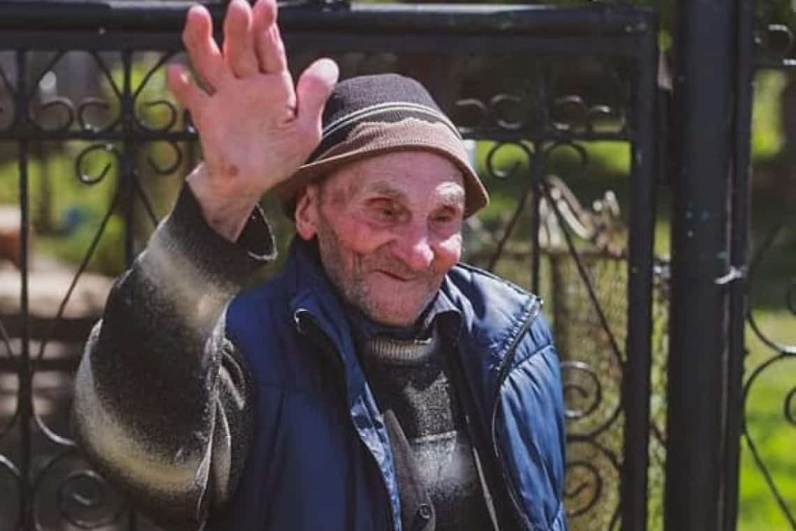 O poveste de viață: Veteranul de război Ioan Loghin a împlinit 102 ani, este aproape orb și își îngrijește soția în vârstă de 95 de ani!