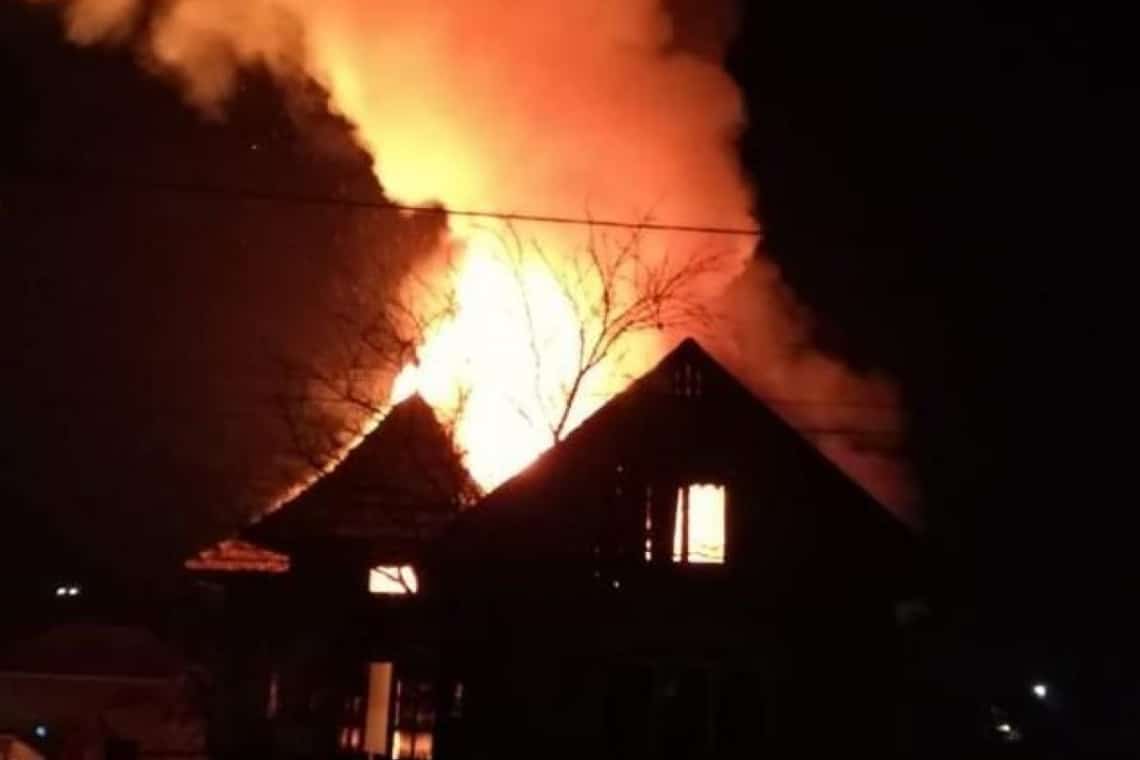 O casă din comuna Râfov a fost cuprinsă de flăcări, noaptea trecută