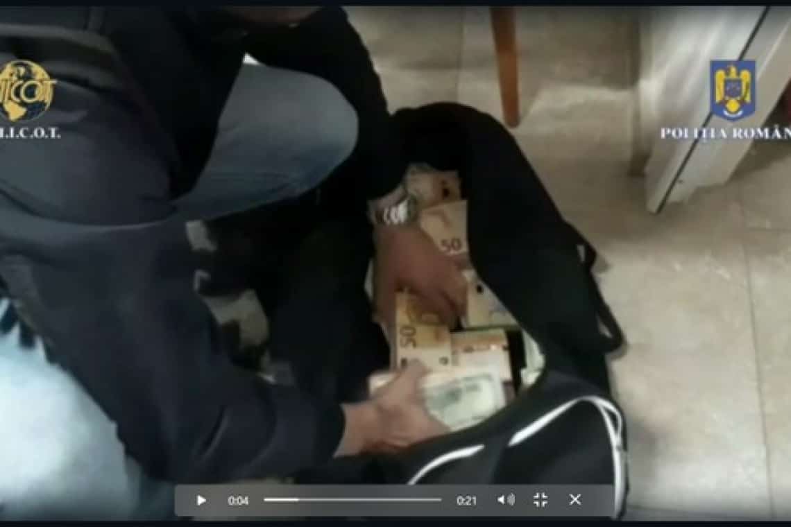 Genți cu sute de mii de euro, descoperite la perchezițiile efectuate la suspecți de trafic de migranți și spălare de bani, în Prahova și Ialomița