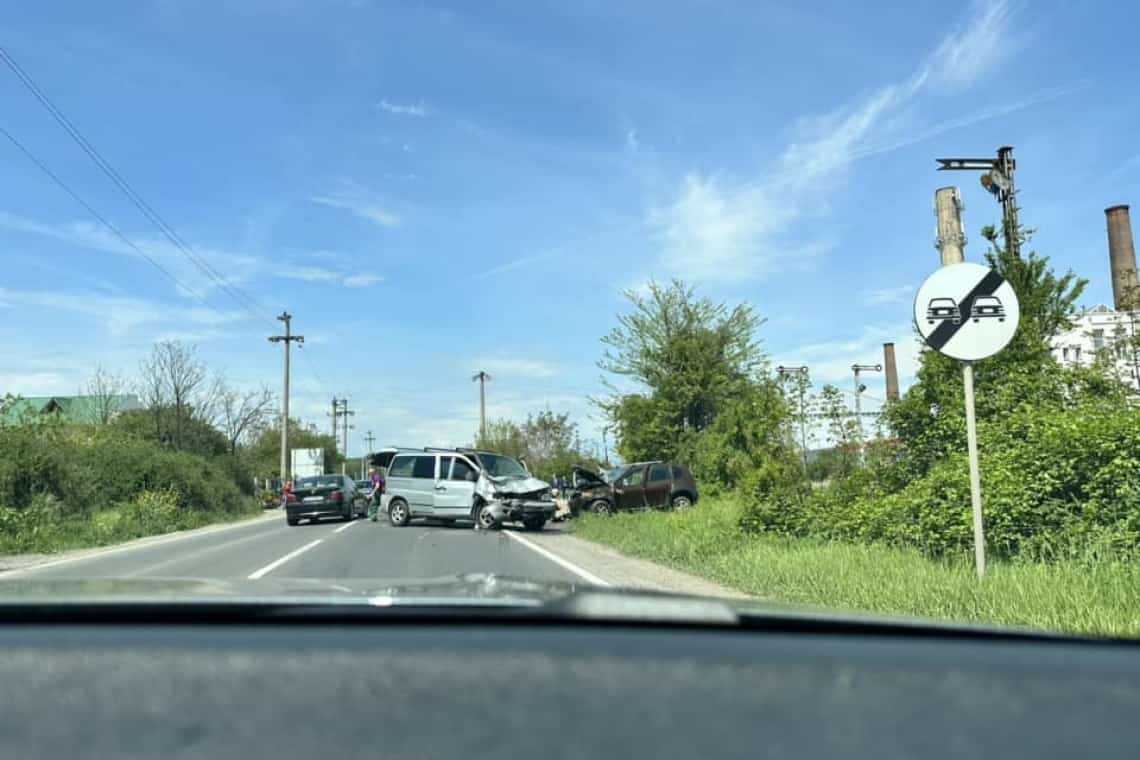Coliziune între două autovehicule, în Blejoi. Trei persoane au fost transportate la spital