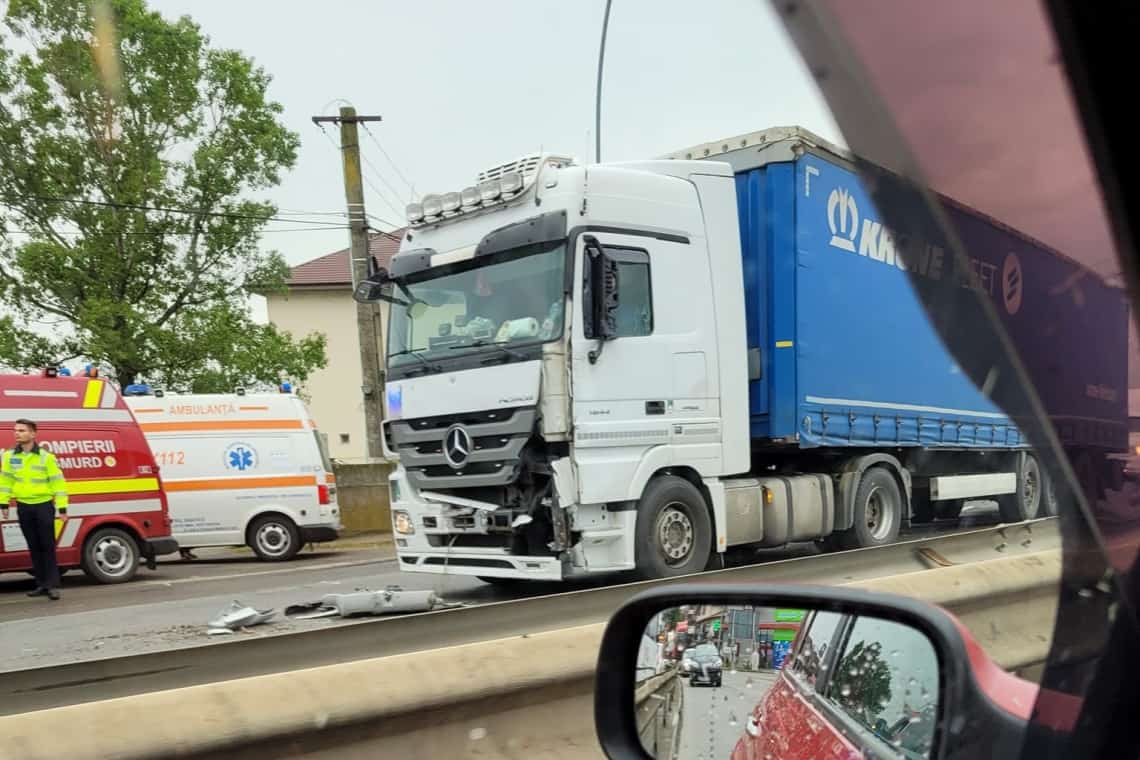 Accident între un TIR și un microbuz de transport persoane, în comuna Blejoi, pe DN1A