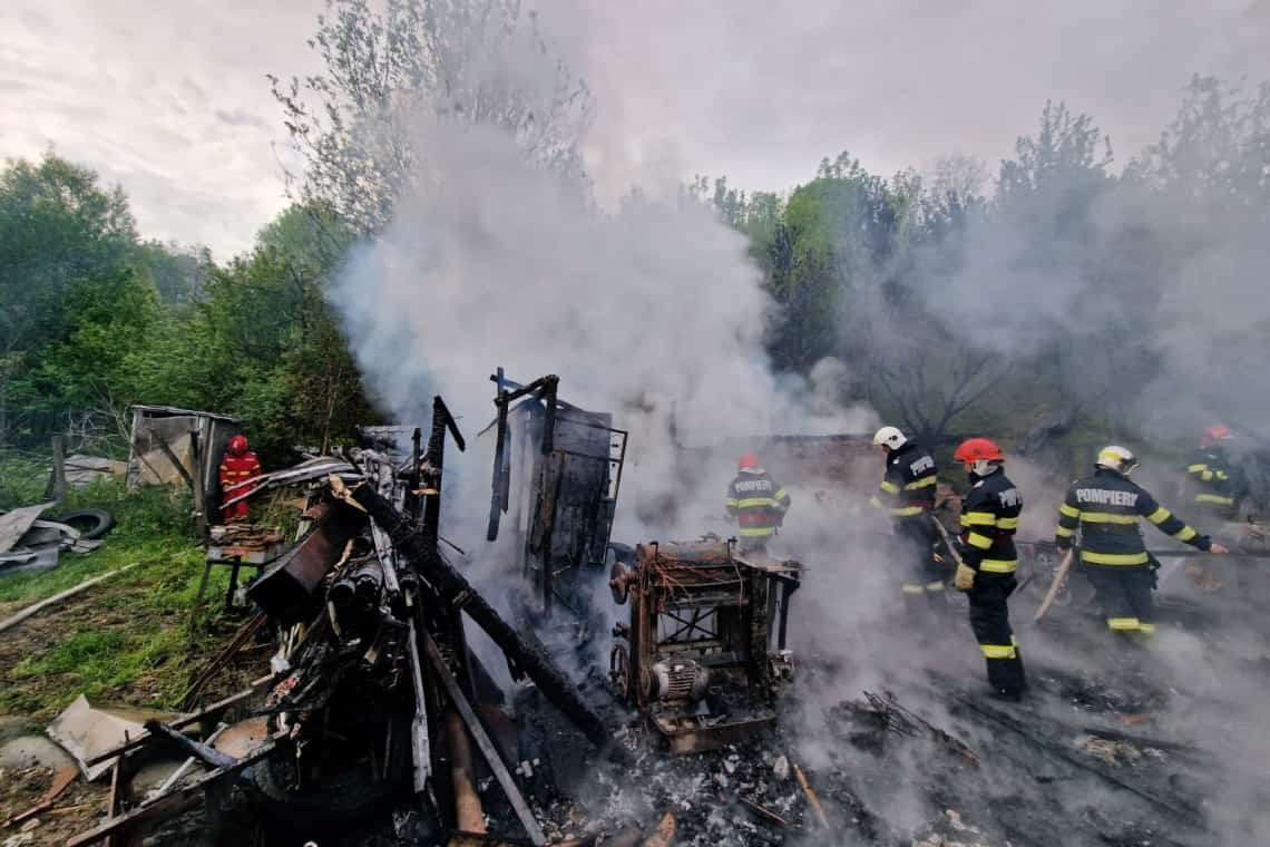 Un atelier pentru prelucrarea lemnului a fost mistuit de flăcări, în comuna Telega