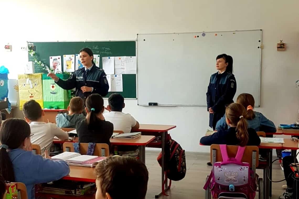 Polițiștii prahoveni derulează acțiuni de prevenire a portului sau a folosirii de obiecte periculoase în școli