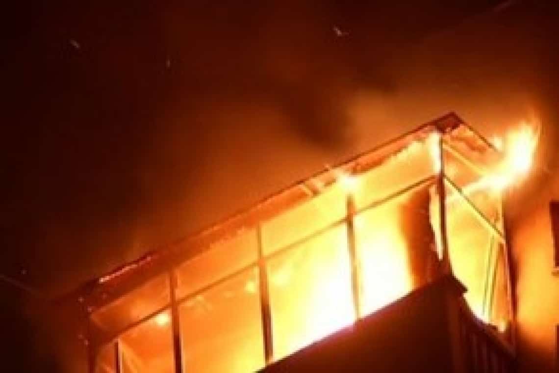 Incendiu puternic într-un apartament aflat la etajul patru al unui bloc din Ploiești