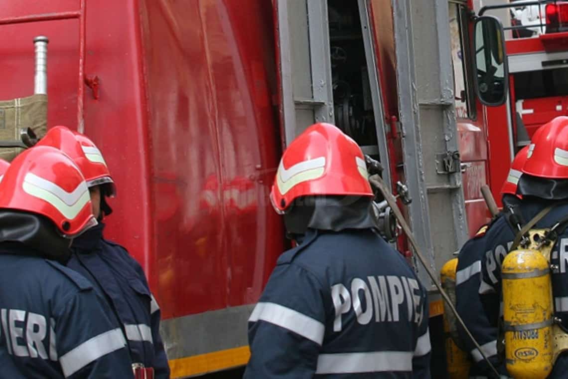 UPDATE/Incendiu la o casă din comuna Vadu Săpat. Pompierii intervin cu două autospeciale
