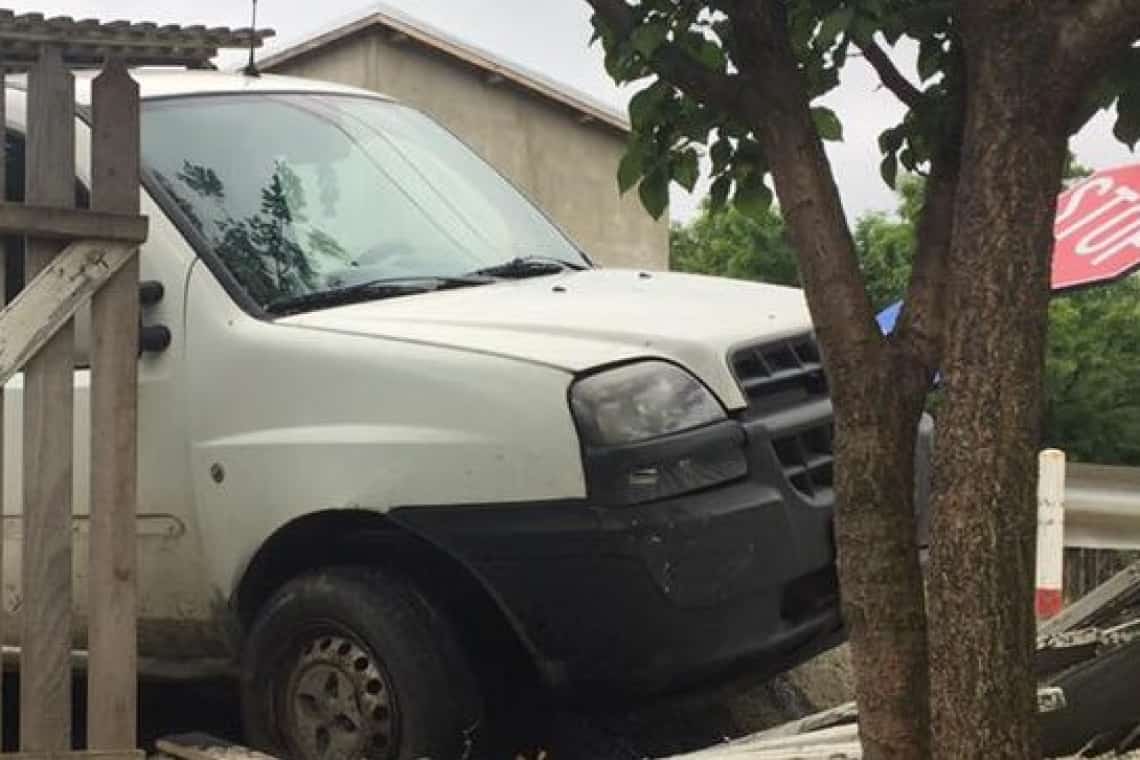 Ca-n filme: bărbat băut, reținut după ce a furat o mașină parcată, s-a plimbat cu ea prin Valea Călugărească până s-a oprit în două garduri!