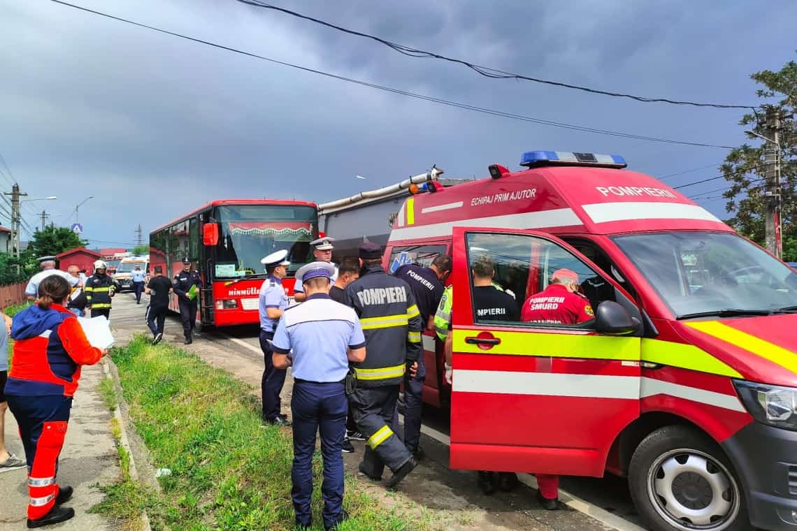 Accident între un autobuz oprit în stație și un TIR, pe DN1B, în comuna Bucov