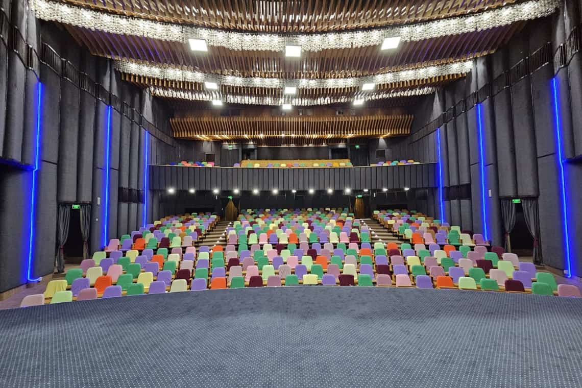 Municipiul Câmpina are cea mai colorată sală de spectacole din Prahova