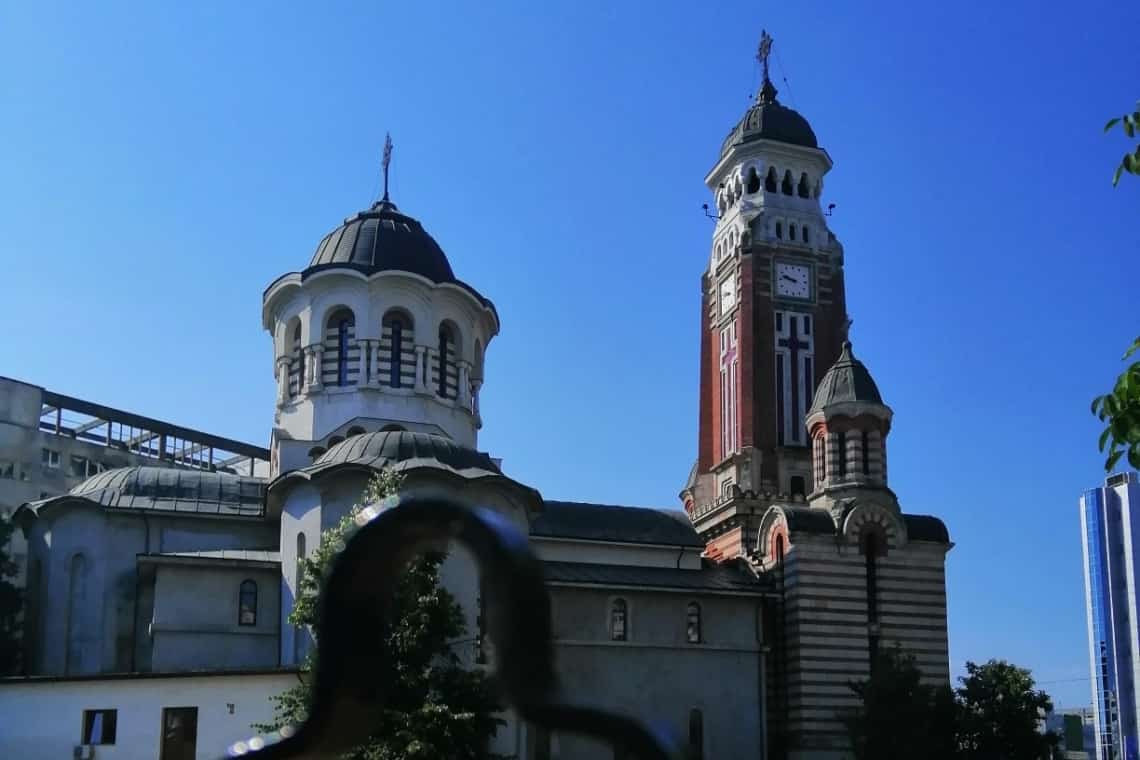 Clopotele tuturor bisericilor din Ploiești vor răsuna, astăzi, în memoria eroilor neamului