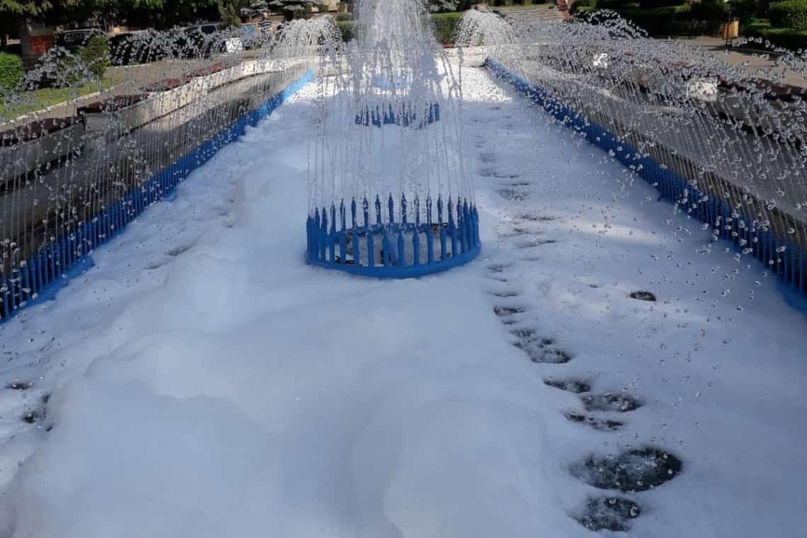 O fântână arteziană din centrul Ploieștiului, plină de spumă, marți dimineață