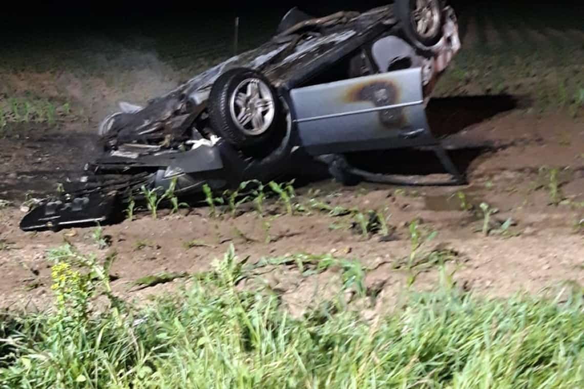 Un autoturism s-a răsturnat și a luat foc, în comuna Bucov