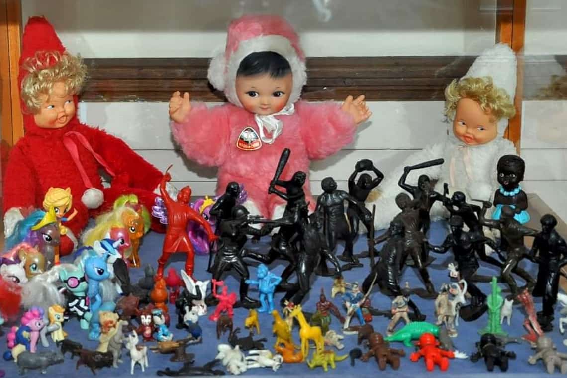 Jucării în amintirea copiilor de... ieri. Expoziție inedită la Muzeul Județean de Științele Naturii Prahova