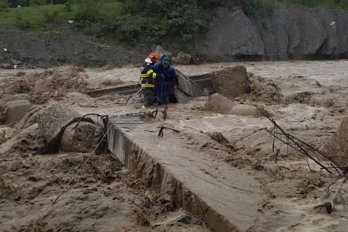 A avut zile! Un bătrân din Comarnic, salvat de pompieri după ce un podeț peste râul Prahova s-a surpat