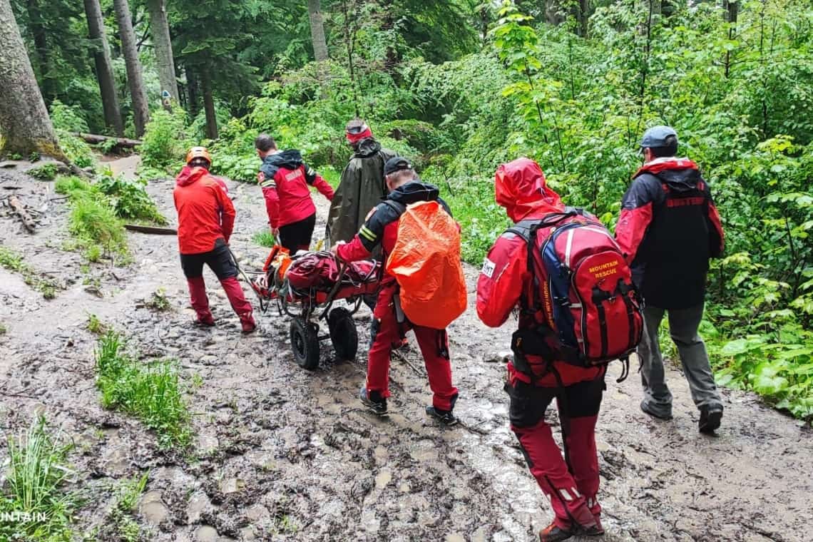 O femeie și-a rupt piciorul pe traseul spre Cascada Urlătoarea din Bucegi. A alunecat pe noroiul de pe potecă și a fost coborâtă de salvamontiști