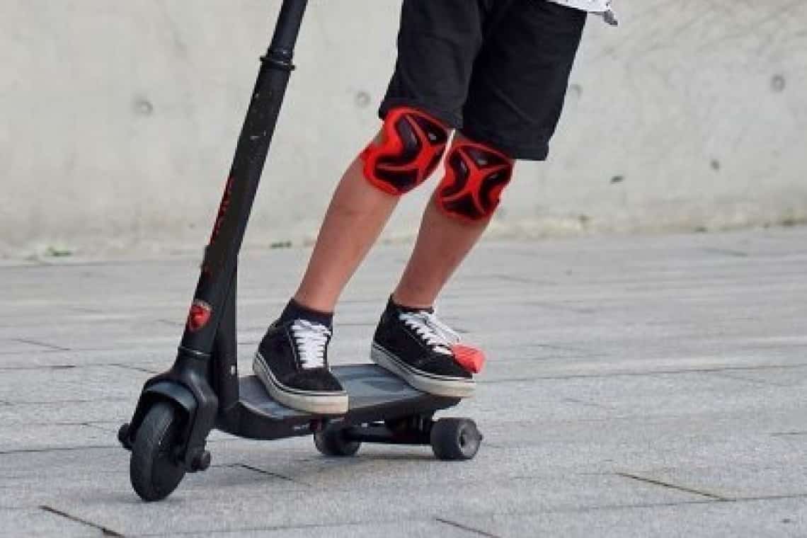 Atenție, părinți! Copiii mai mici de 14 ani nu au voie cu trotineta electrică sau cu bicicleta pe drumurile publice!