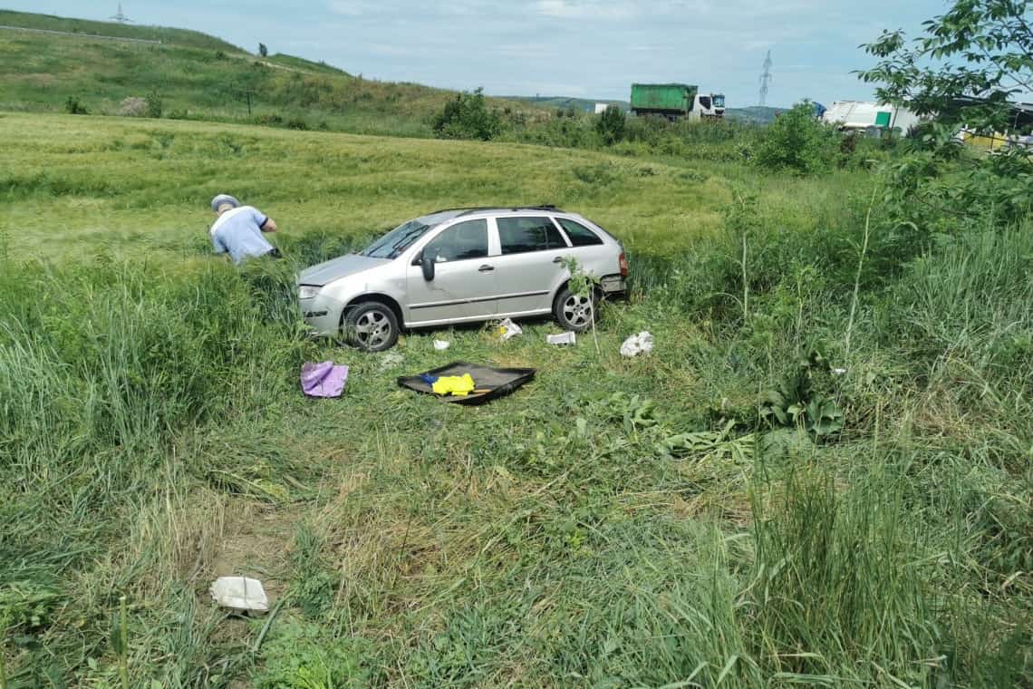 Un autoturism a ajuns pe câmp după o coliziune în trafic, pe Centura de Est a Ploieștiului