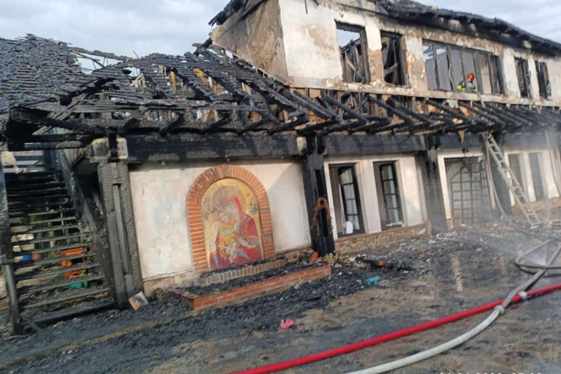 Casa Parohială și corpul chiliilor de la Mănăstirea Turnu au fost afectate de incendiu. Zeci de pompieri au intervenit pentru localizarea și stingerea flăcărilor - Video