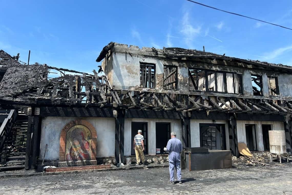 Starețul Mănăstirii Turnu, apel către credincioșii care doresc să vină în ajutor pentru refacerea clădirii chiliilor distruse de incendiu