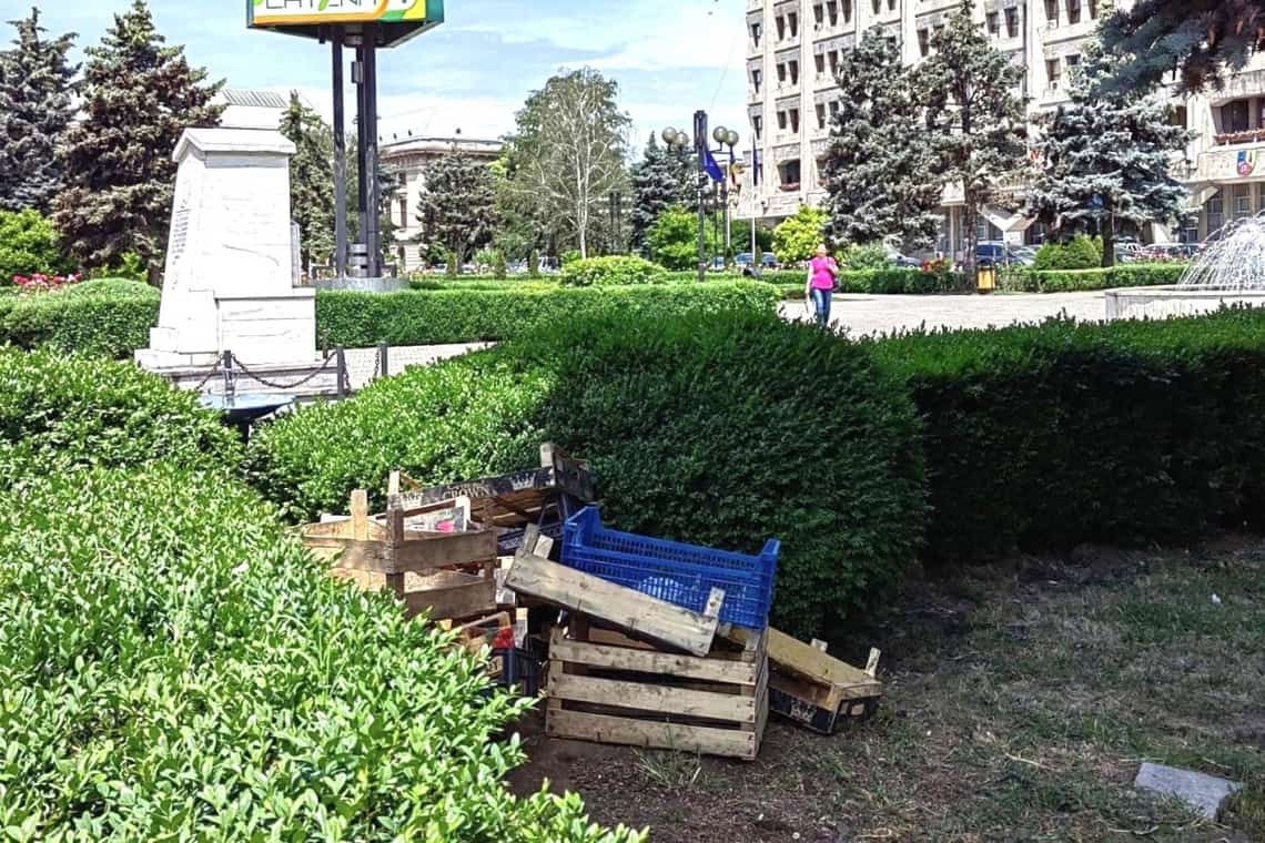 Lădițe din lemn și plastic - ”ascunse”, grămadă, la doi pași de Palatul Administrativ din Ploiești