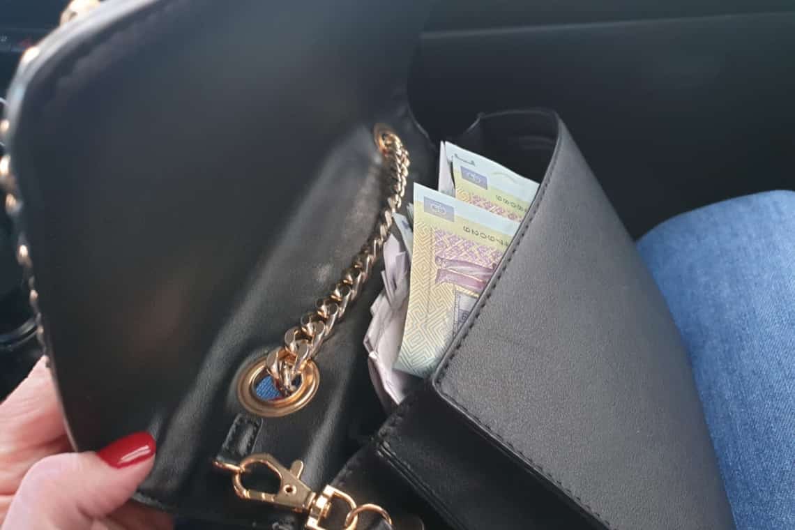 O tânără de 19 ani din Ploiești, cercetată după ce a sustras 8.000 de lei dintr-o geantă uitată într-o cabină de probă a unui magazin