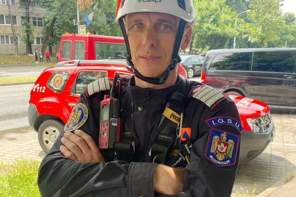 Un pompier din Timiș a avut o intervenție riscantă, dar salvatoare, în cazul unui tânăr care amenința că se aruncă de la etaj