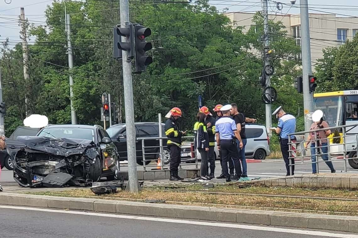 Accident în intersecția Șoseaua Vestului - strada Gheorghe Grigore Cantacuzino, din Ploiești. Șoferii au fost transportați la spital