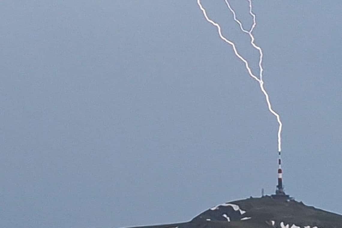 O imagine cât o mie de cuvinte: releul de pe Coștila a ”capturat” un trăsnet!