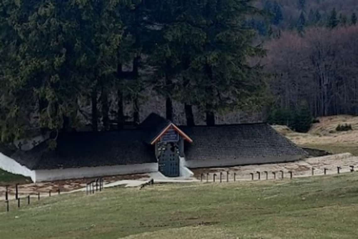 Drumul spre Tabla Buții (Cerașu), reparat an de an, înaintea ceremoniilor din 6 august. Ce fonduri a alocat Consiliul Județean