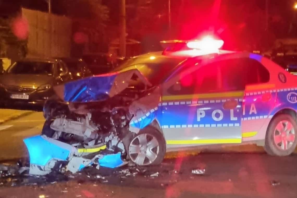 Impact violent între o mașină de poliție și un autobuz, aproape de centrul Ploieștiului! Doi polițiști au ajuns la spital
