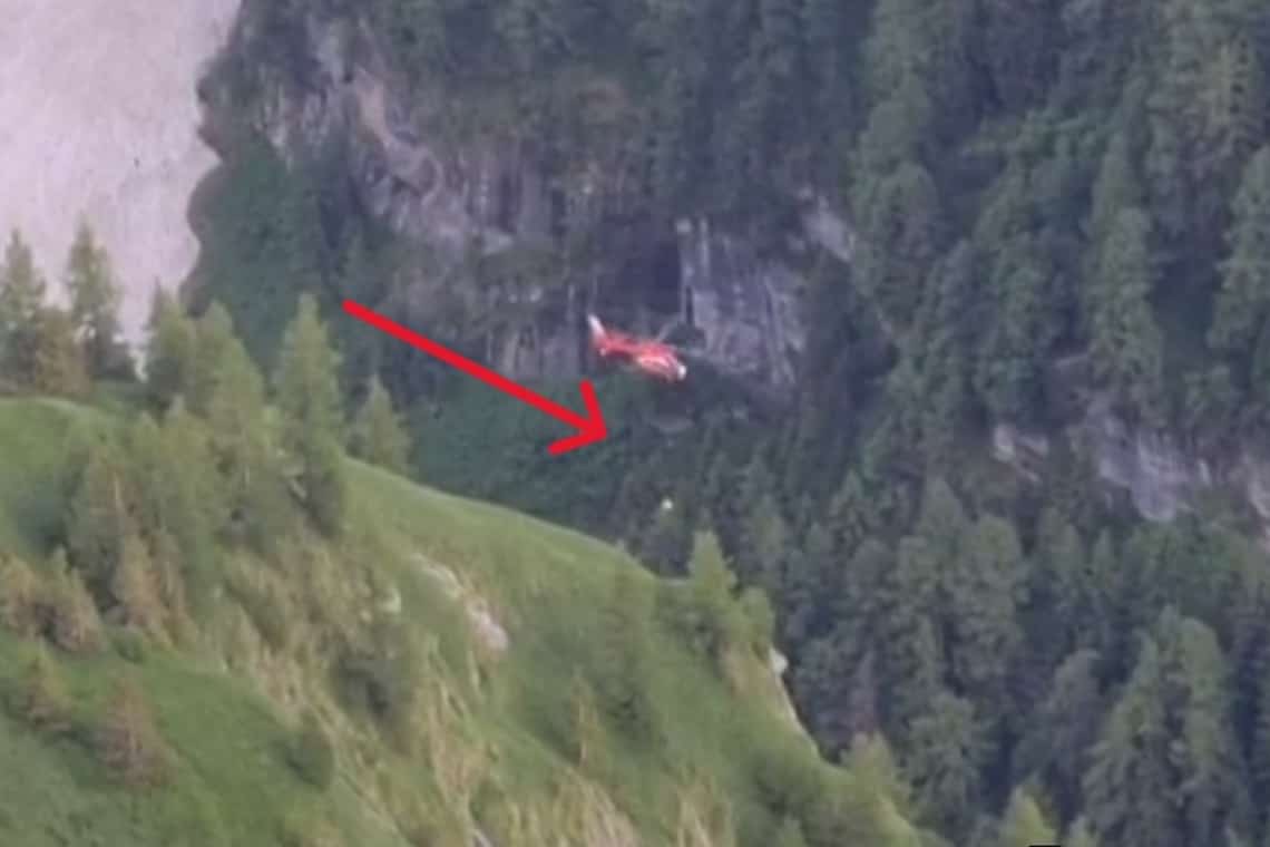 VIDEO/O nouă acțiune a salvamontiștilor prahoveni, în colaborare cu echipajul de pe elicopterul SMURD, pentru salvarea unui turist accidentat pe Valea Cerbului