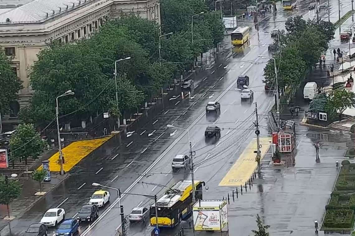Un tânăr posibil drogat s-a urcat pe un autoturism aflat în mers, pe Bulevardul Republicii din Ploiești!