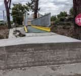 Ploiești/Bătaie de joc din bani publici: cum arată noua pasarelă metalică peste Dâmbu, din dreptul străzii Neajlov! - GALERIE FOTO