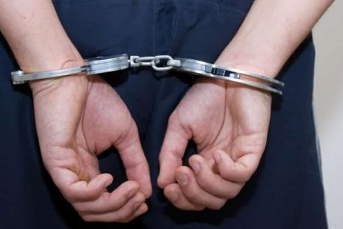 Un bărbat din comuna Podenii Noi, reținut după ce a amenințat cu arma un consătean. Mărul discordiei: o bucată de pământ!