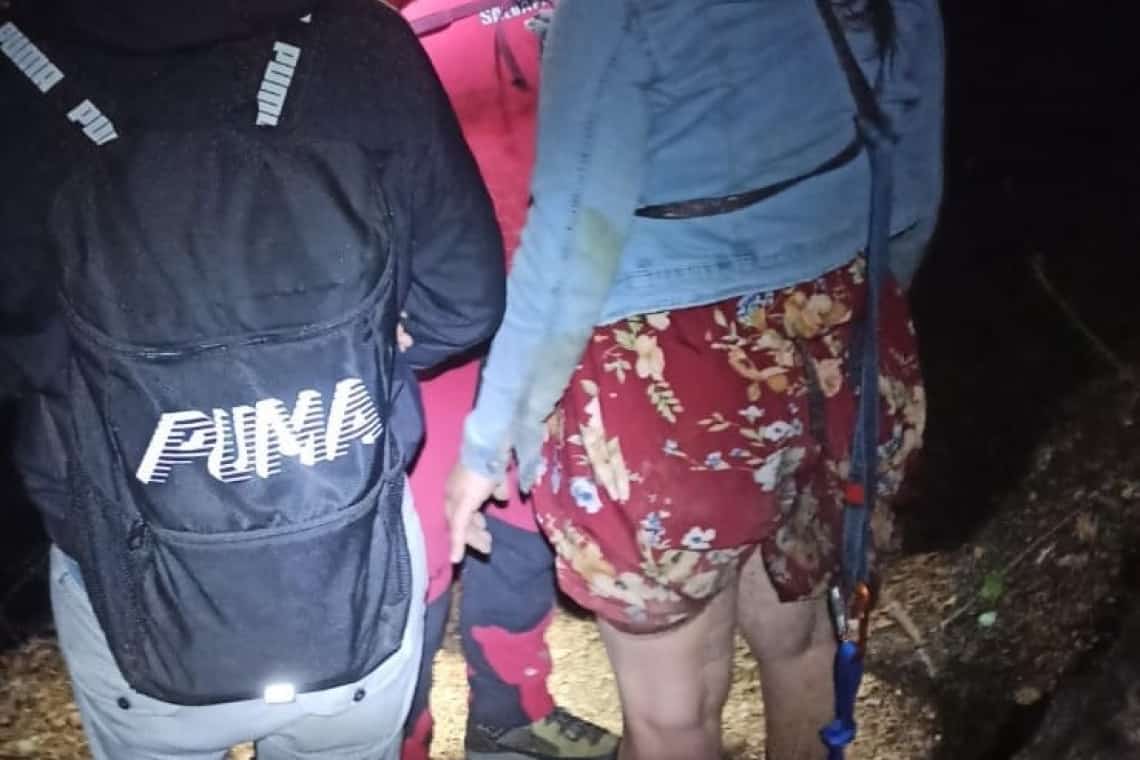 VIDEO/Turiști nepregătiți pentru traseele montane, coborâți de pe munte de salvamontiști, noaptea trecută