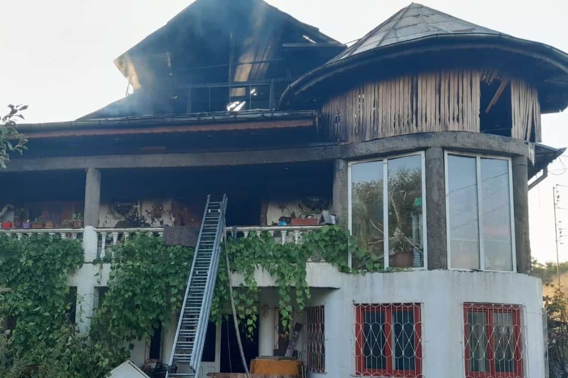 Acoperișul unei case din comuna Drajna, cuprins de flăcări. Incendiul a pornit de la bucătăria locuinței