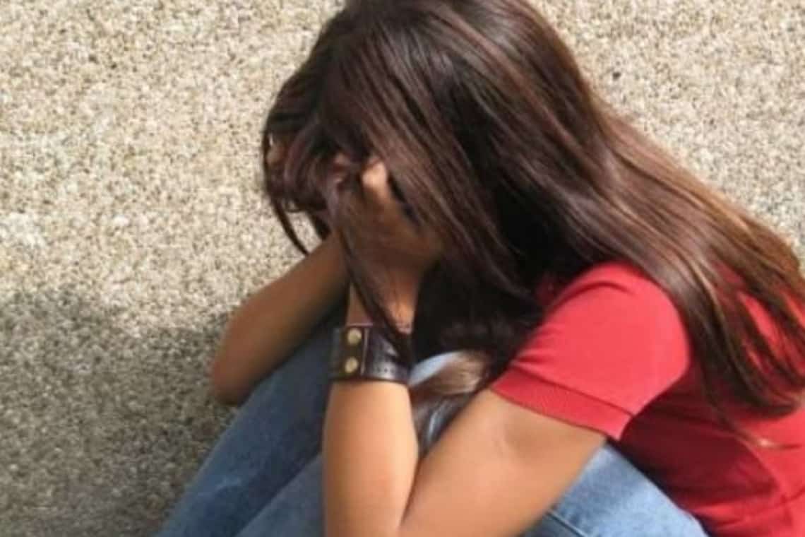 Un bătrân în vârstă de 77 de ani, din Bucov, cercetat de polițiști după ce a fost prins sărutând o copilă de 12 ani