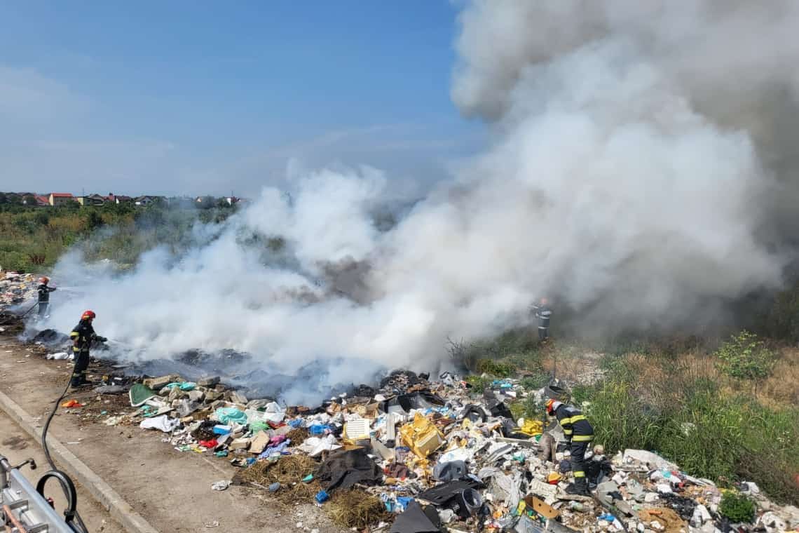 Incendiu de vegetație uscată și gunoaie în cartierul ploieștean Bereasca