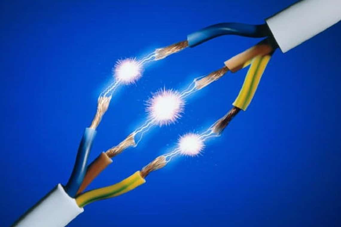 Aproape 1800 de clienți Electrica nu au curent, din cauza fenomenelor meteo din noaptea de miercuri spre joi