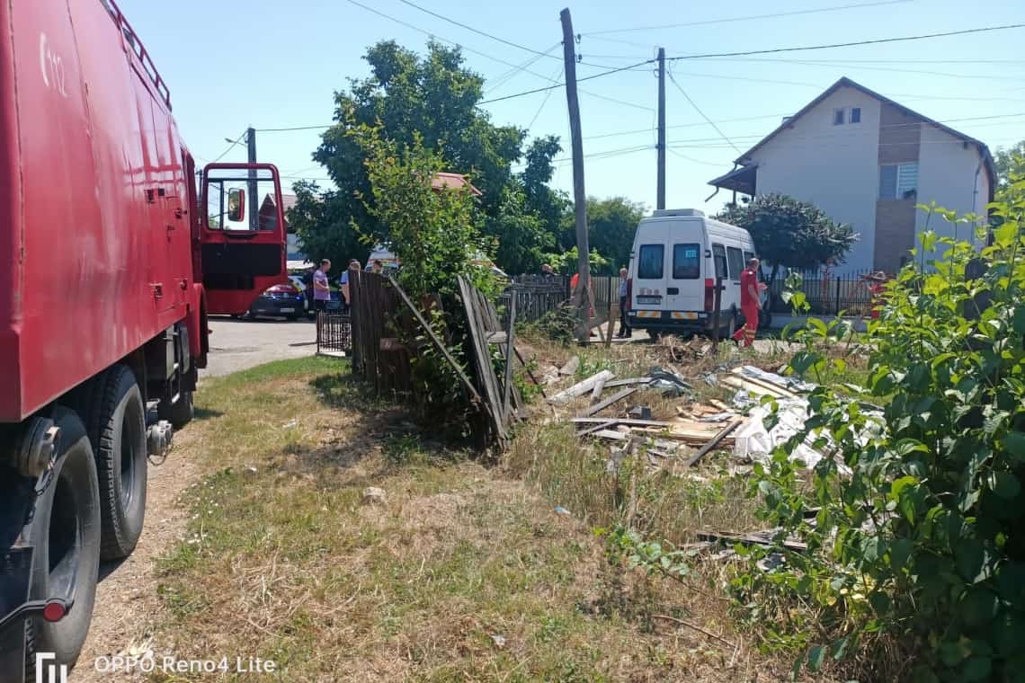 Un microbuz de transport persoane a părăsit carosabilul, în Boldești Scăeni. Șoferului i s-ar fi făcut rău