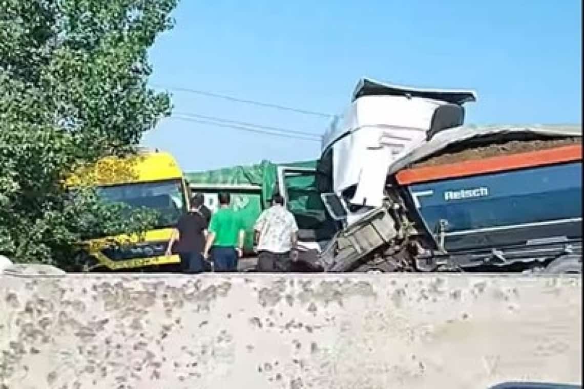 Două autobasculante cu balast, implicate într-un accident pe Centura de Vest a Ploieștiului. Trafic deviat