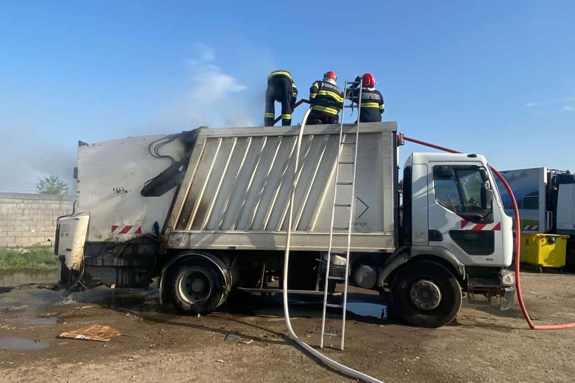 O mașină de gunoi a luat foc pe Drumul Sării, în cartierul ploieștean Bereasca