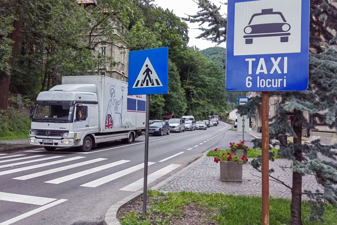 Trafic rutier blocat pe DN1, în fața Gării Sinaia. Pompierii au intervenit pentru tăierea unui arbore care risca să cadă peste drumul național