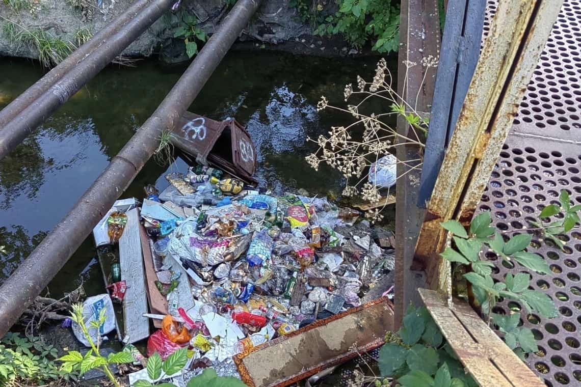 O insulă de gunoaie a crescut în mijlocul pârâului Dâmbu! Ce exemplare bipede își bat joc de singura apă curgătoare din Ploiești?