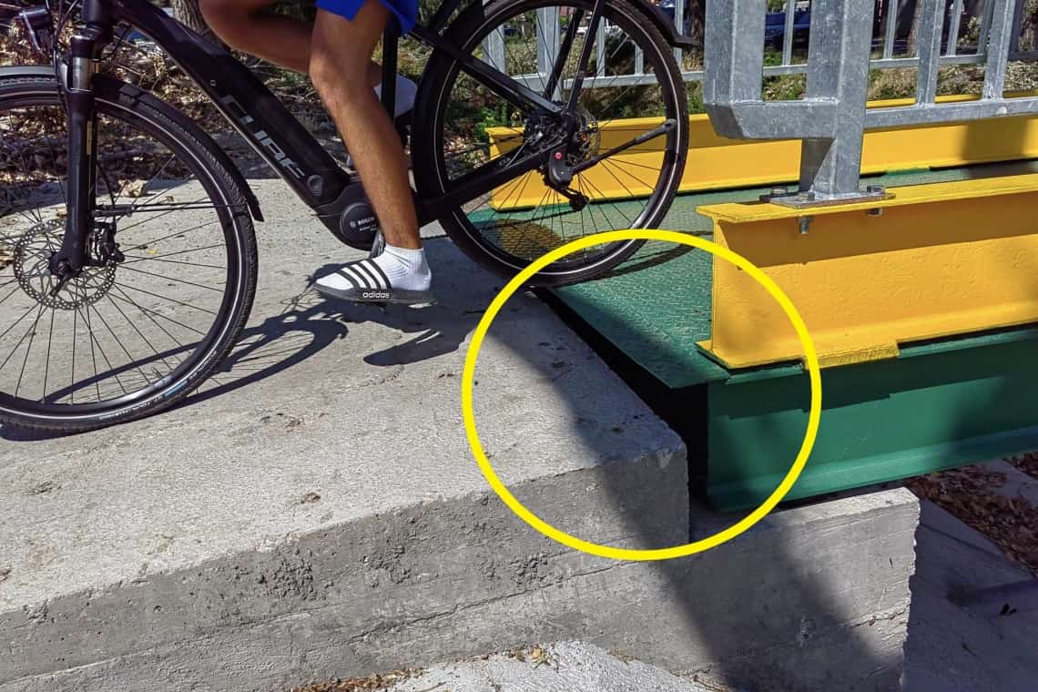 Pasarela peste Dâmbu, care a costat cât un apartament în Ploiești, o lucrare fără cap și fără coadă!