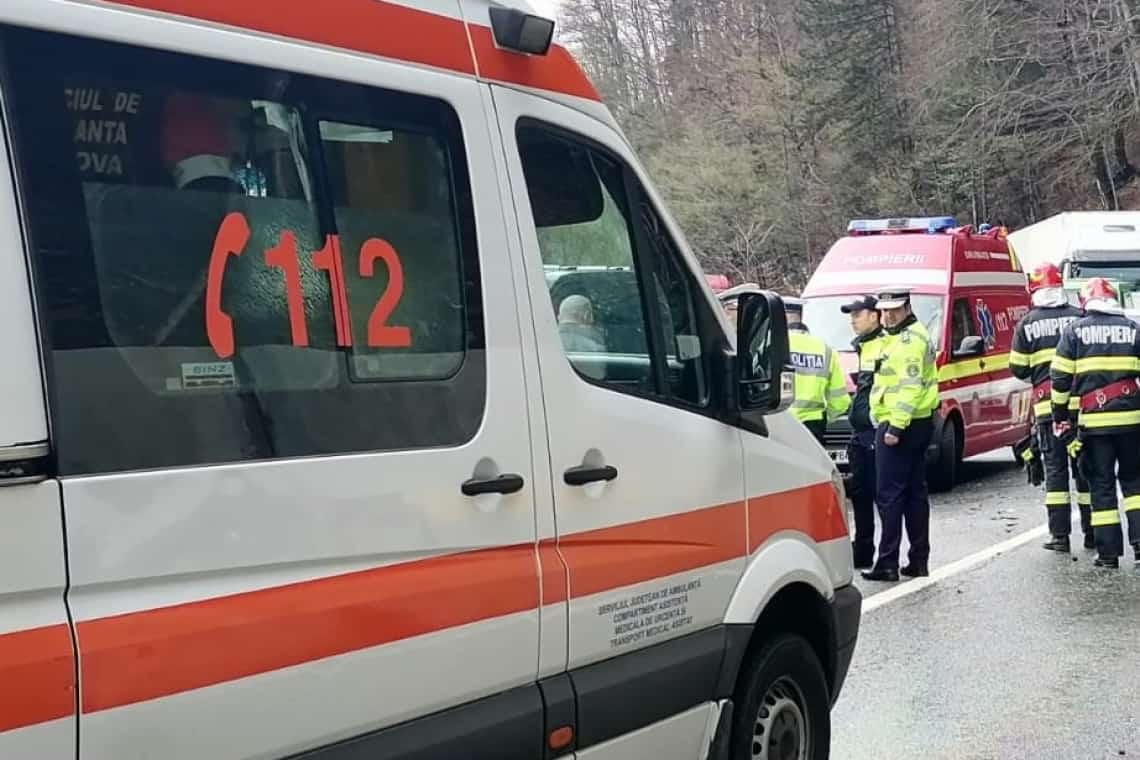 Un șofer a ajuns la spital după ce a intrat cu autovehiculul într-un cap de pod, în zona Posada. Trafic restricționat pe sensul Ploiești-Brașov