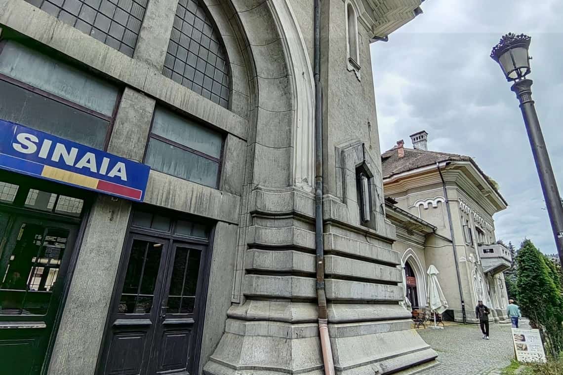 Gara Sinaia, o clădire-simbol degradată, este în așteptarea reparațiilor și modernizării