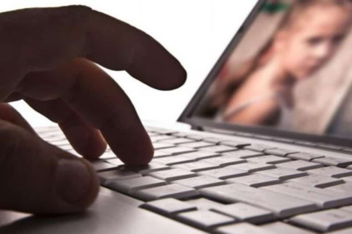 Oribil! Fetiță de 9 ani din Prahova, șantajată de un tânăr din Timiș, reținut acum pentru pornografie infantilă