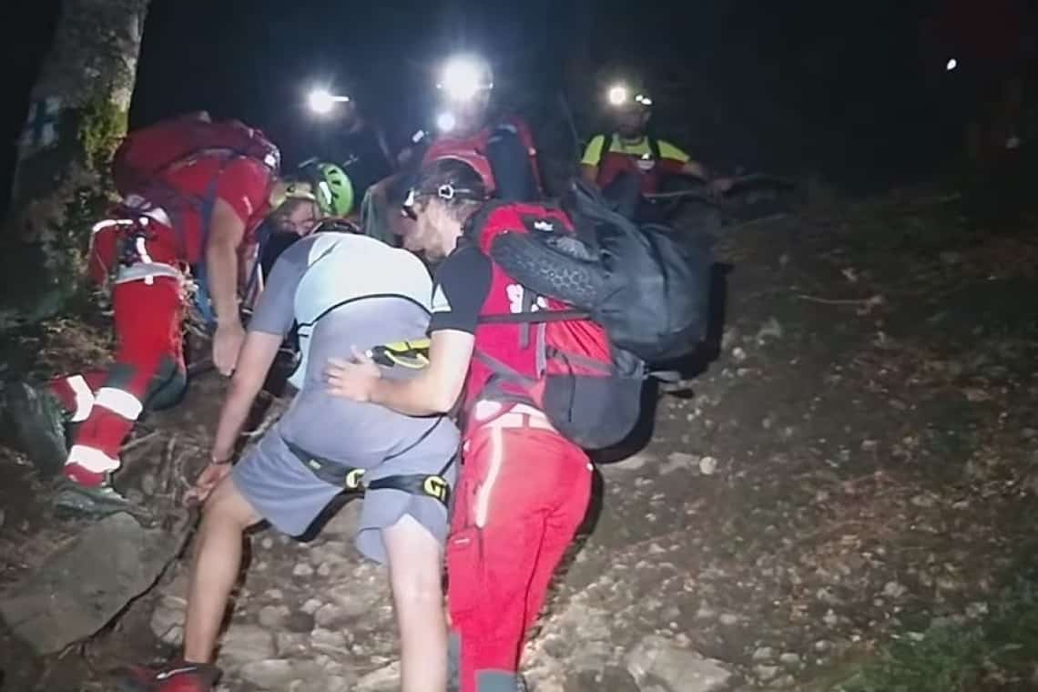 Doi tineri au avut nevoie de ajutorul salvamontiștilor, noaptea trecută, după ce un piton de susținere a ieșit din stâncă!